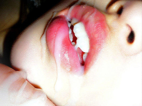 Sperma ant merginos lūpų