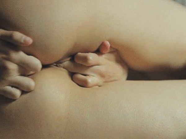 Moteris masturbuojasi dviem rankomis