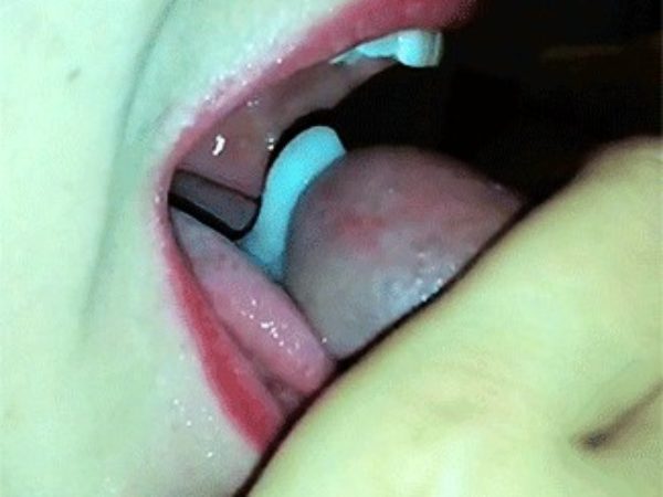 Sulėtintai sperma burnoje